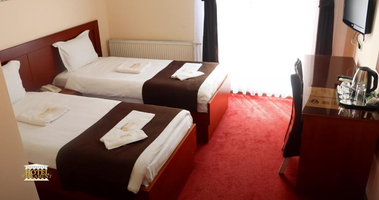 Hotel Parlament Pristina Eksteriør billede