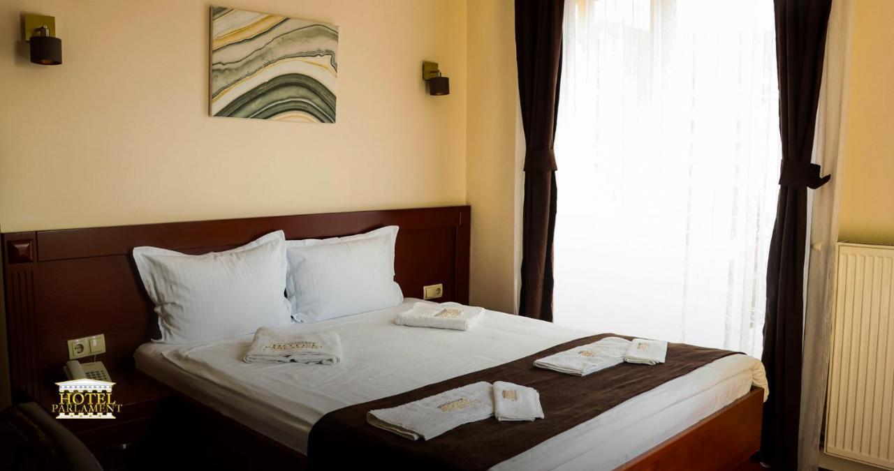 Hotel Parlament Pristina Eksteriør billede
