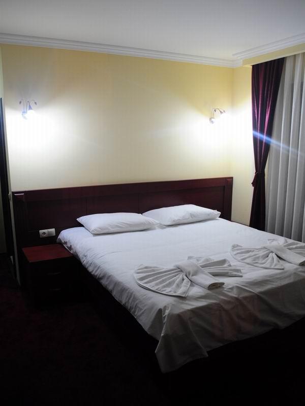 Hotel Parlament Pristina Eksteriør billede